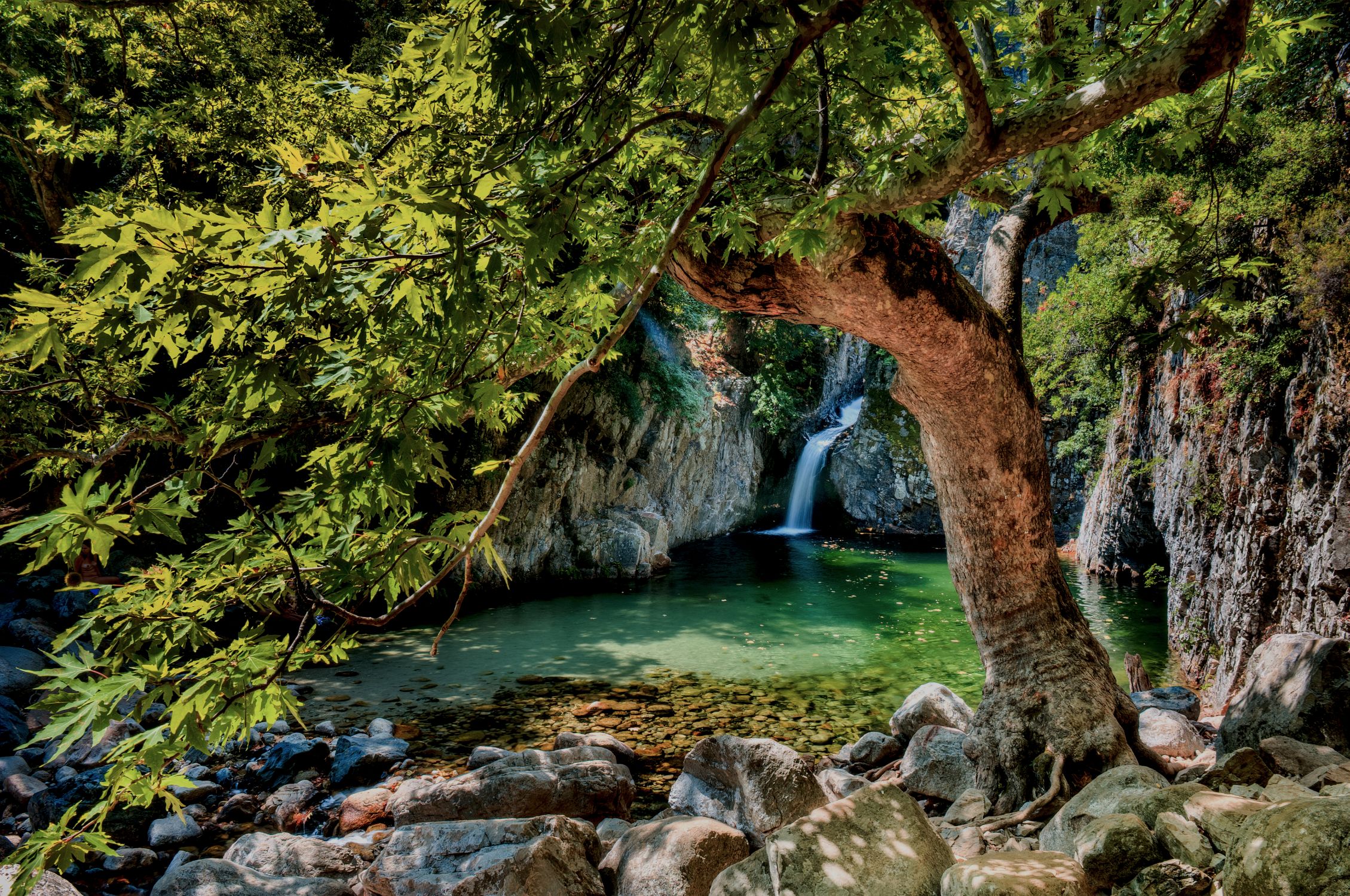 Το μυστικό, πράσινο, παρθένο νησί της Ελλάδας με τις φυσικές πισίνες που θα σας «κλέψει» την καρδιά