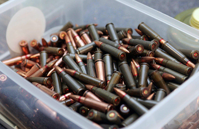 Χανιά: Πατέρας και γιος «γάζωσαν» με σφαίρες το αυτοκίνητο συγγενή τους