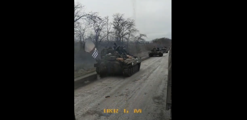 Συγκίνηση: Ελληνόφωνοι της Ουκρανίας σήκωσαν την ελληνική σημαία σε ΤΟΜΑ ΒΜΡ-1 της πολιτοφυλακής του Ντονιέτσκ