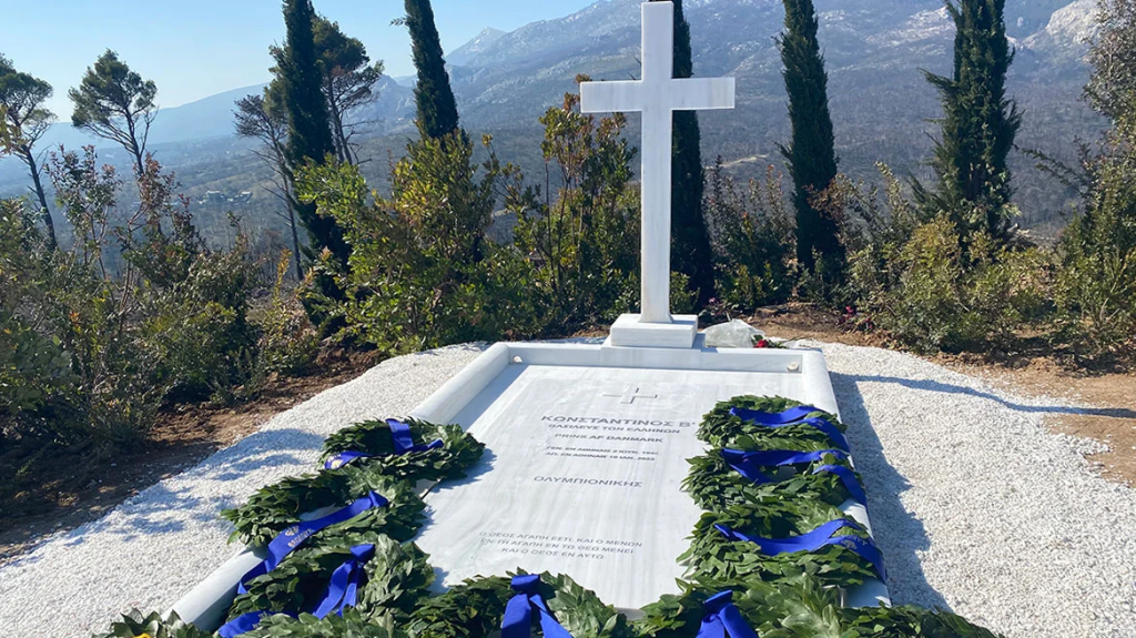 Τελέστηκε το τρισάγιο στο Τατόι: «Βασιλεύς των Ελλήνων» γράφει η επιγραφή του μνήματος του Κωνσταντίνου (φώτο)