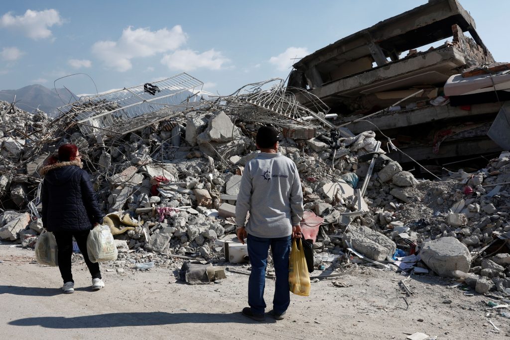 Σεισμοί Τουρκίας: Η στιγμή που πέφτει ένας από τους μεγαλύτερους μιναρέδες (βίντεο)