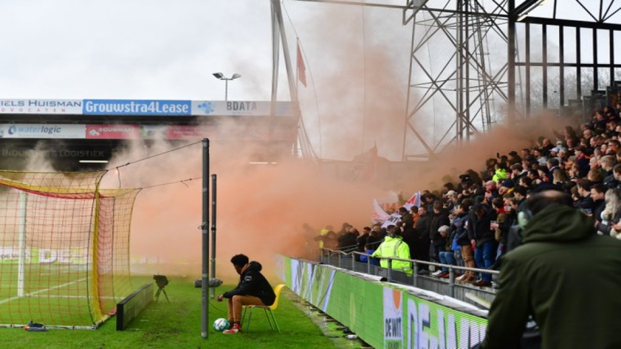 «Χαμός» στην Ολλανδία: Διεκόπη ποδοσφαιρικό ματς – Οπαδοί πέταξαν καρέκλες και πυροτεχνήματα στο γήπεδο (βίντεο)