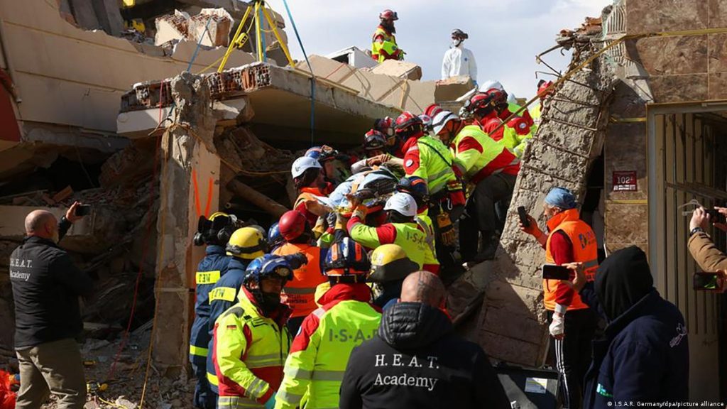 Συγκλονιστική μαρτυρία Ελληνίδας διασώστριας για τον σεισμό: «Άνθρωποι ούρλιαζαν όταν έβγαζαν νεκρό από τα χαλάσματα»