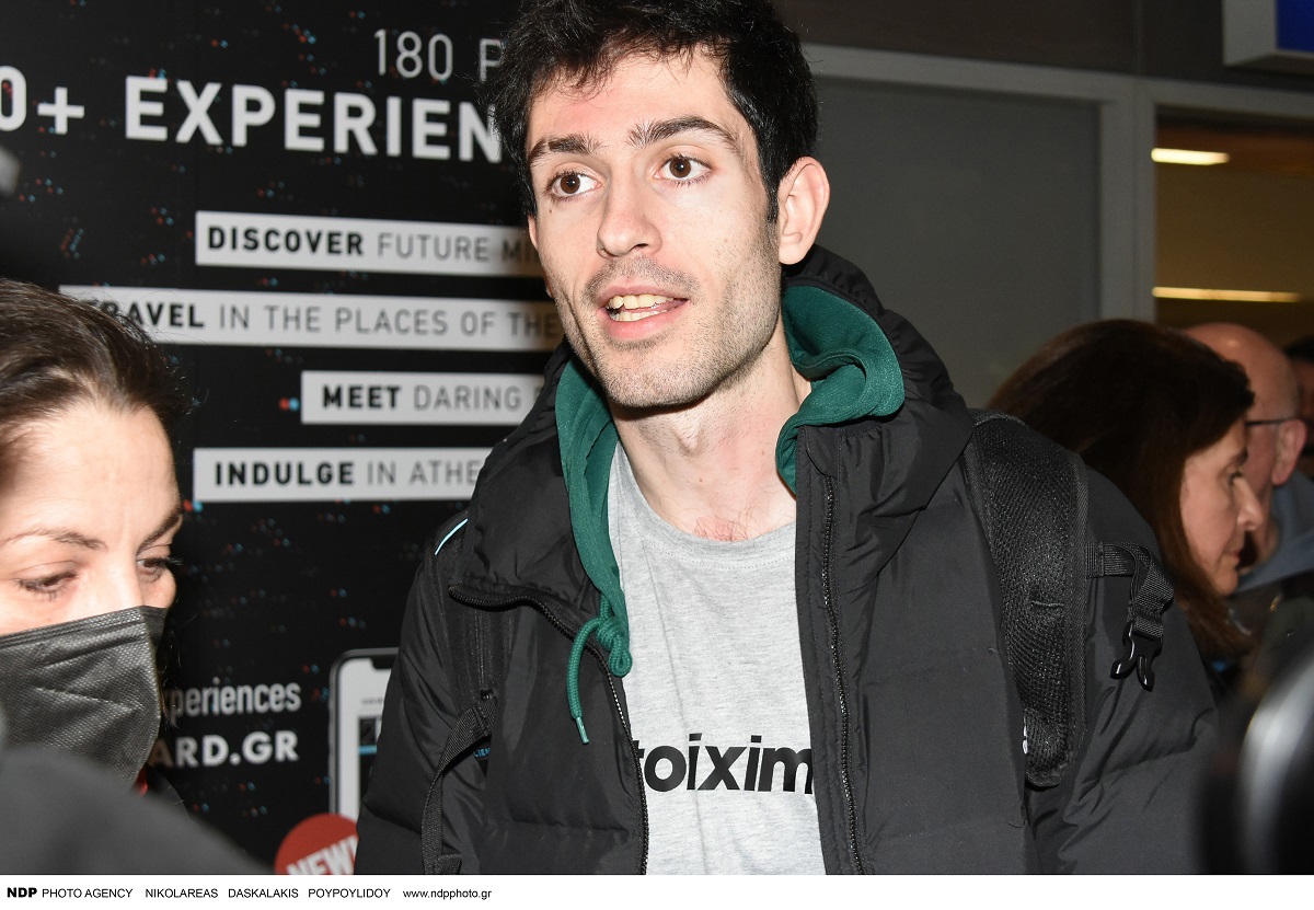 Ο Μίλτος Τεντόγλου αποθεώθηκε στο ΣΕΦ και υποκλίθηκε στο κοινό (φωτό)