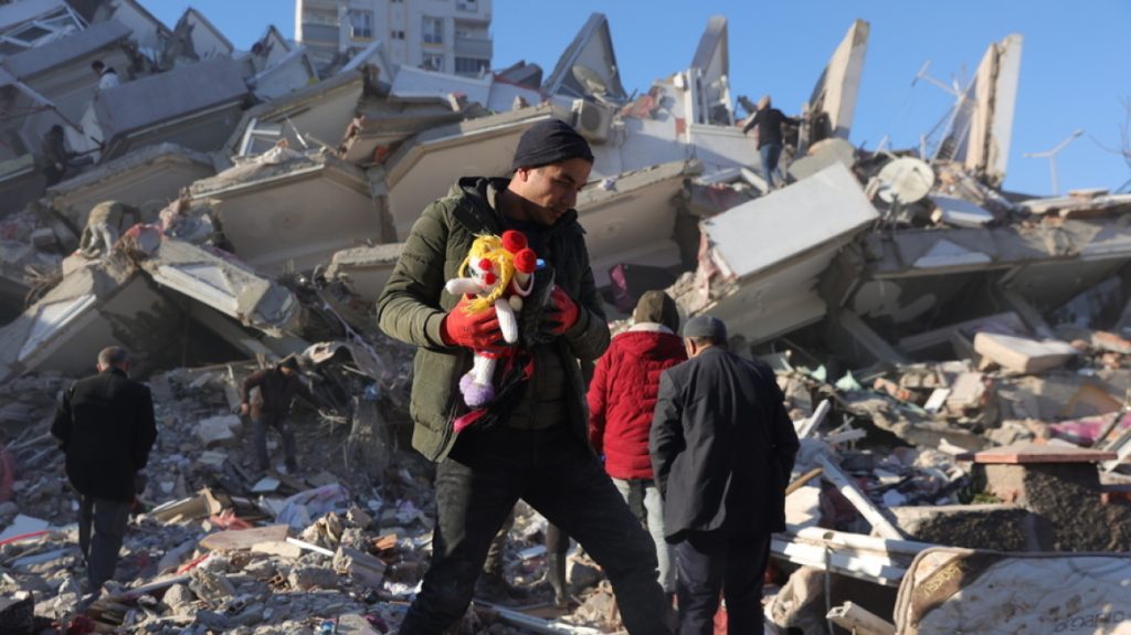 Σεισμός στην Τουρκία: Συγκινεί πατέρας που ανασύρθηκε από τα χαλάσματα μετά από 11 ημέρες και συνάντησε την κόρη του