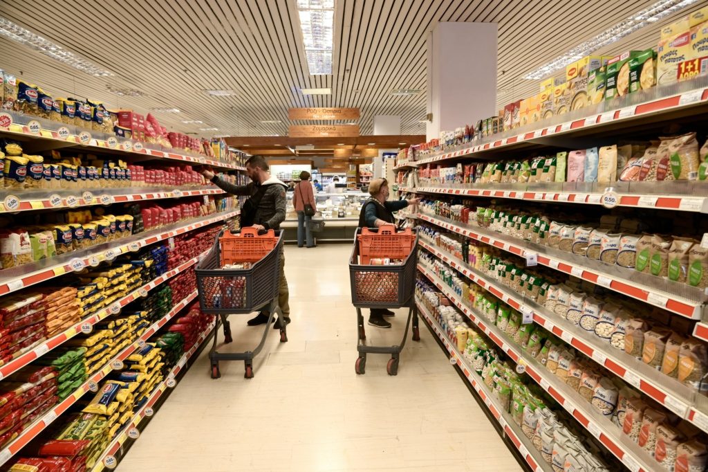 Μισό βασικό μισθό ξοδεύουν οι Έλληνες στο σουπερμάρκετ