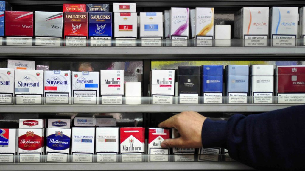Βόλος: Απατεώνας παρίστανε τον πελάτη, απασχολούσε τους υπαλλήλους και έκλεβε καπνό και τσιγάρα