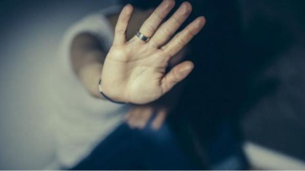 Βιασμός 28χρονης στην Πετρούπολη: Έτσι με βίασαν οι δύο Ρομά στις τουαλέτες του μπαρ – «Γιατί έχεις όπλο;»