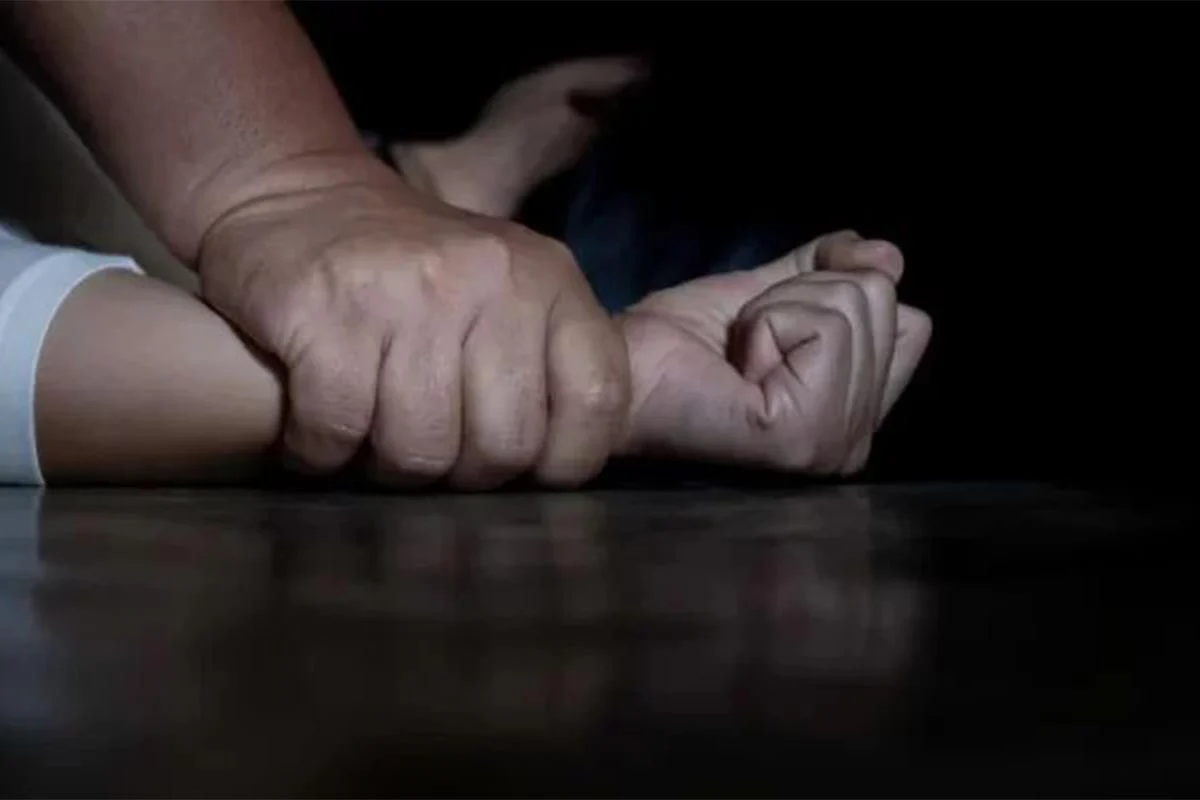 Μέγαρα: 23χρονος έδενε στο κρεβάτι με χειροπέδες, απειλούσε με μαχαίρι άγγιζε το μισό μέτρο και βίαζε 21χρονη