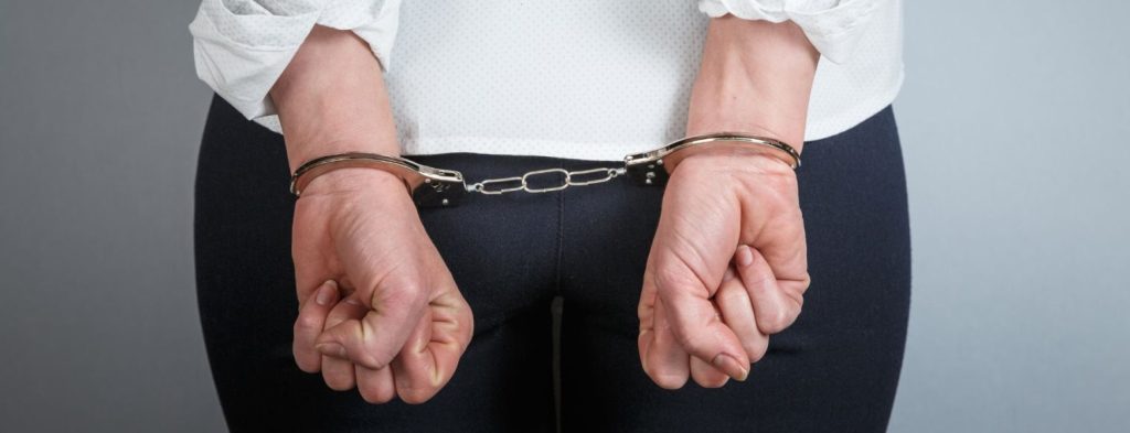 Συνελήφθη 27χρονη για διακίνηση κοκαΐνης και ηρωίνης στην περιοχή των Αχαρνών