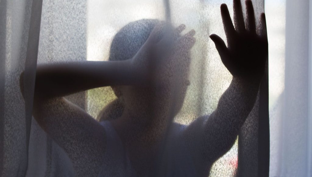 Κολωνός: Μητέρα κατήγγειλε πως η 12χρονη κόρη της έπεσε θύμα βιασμού – Χειροπέδες σε δύο άνδρες