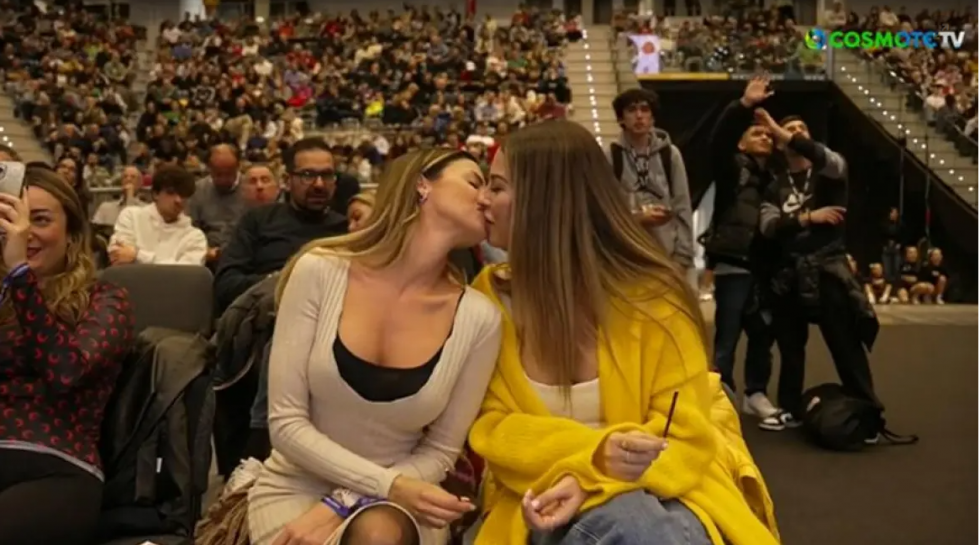 Ιταλία: Viral το φιλί που αντάλλαξαν δύο γυναίκες στον ημιτελικό του κυπέλλου μπάσκετ (φωτο)