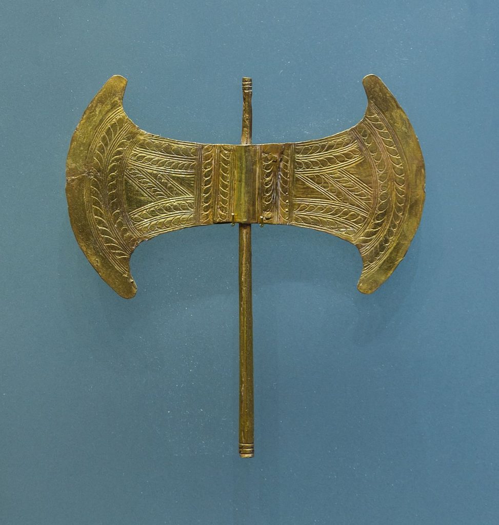 Ο πανάρχαιος Χρυσός Πέλεκυς – Χρονολογείται μεταξύ του 3500 π.Χ. και 3550 π.Χ. (φωτό)