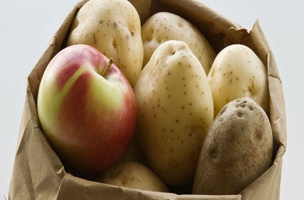 Δείτε γιατί δεν πρέπει να αποθηκεύτε τις πατάτες μαζί με τα μήλα