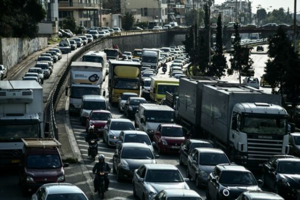 Μποτιλιάρισμα σε Κηφισό και Κηφισίας – Σύγκρουση αυτοκινήτων στην Αττική Οδό