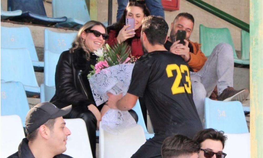 Έδεσσα: Ποδοσφαιριστής έκανε πρόταση γάμου την ώρα του αγώνα και πήρε το πολυπόθητο «ναι» (βίντεο)