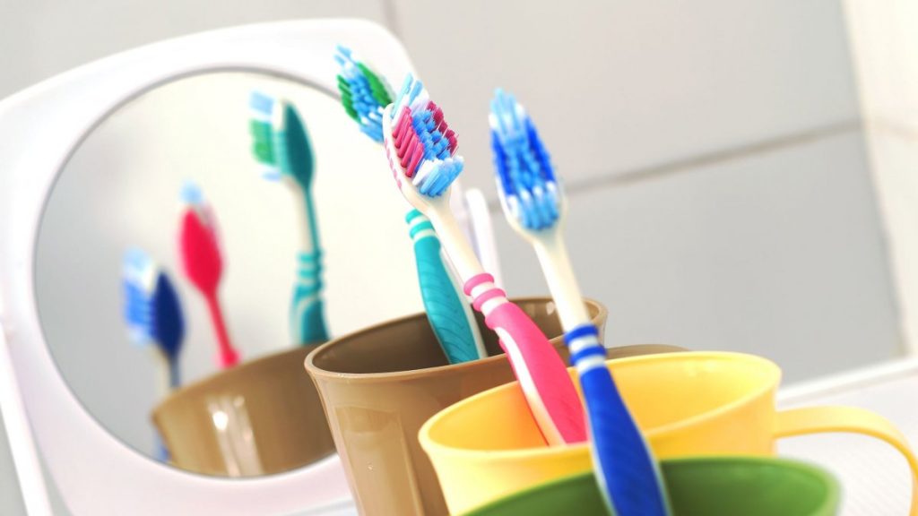 Οδοντόβουρτσα: Τελικά πρέπει ή δεν πρέπει να χρησιμοποιούμε το καπάκι;