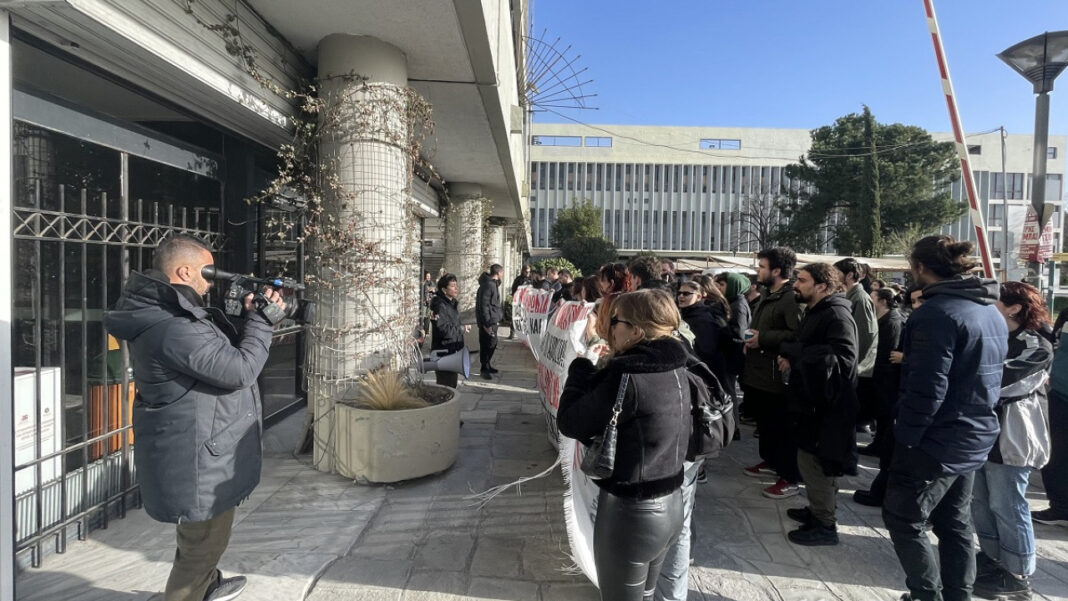 ΑΠΘ: Διαμαρτυρία φοιτητών για τις ηλεκτρονικές εκλογές – Απέκλεισαν την πρυτανεία (βίντεο)