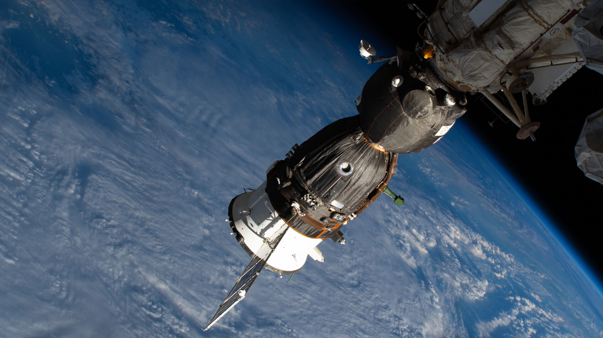 Roscosmos: Ένα χρόνο στο Διάστημα θα παραμείνουν οι αστροναύτες που εγκλωβίστηκαν σε τροχιά