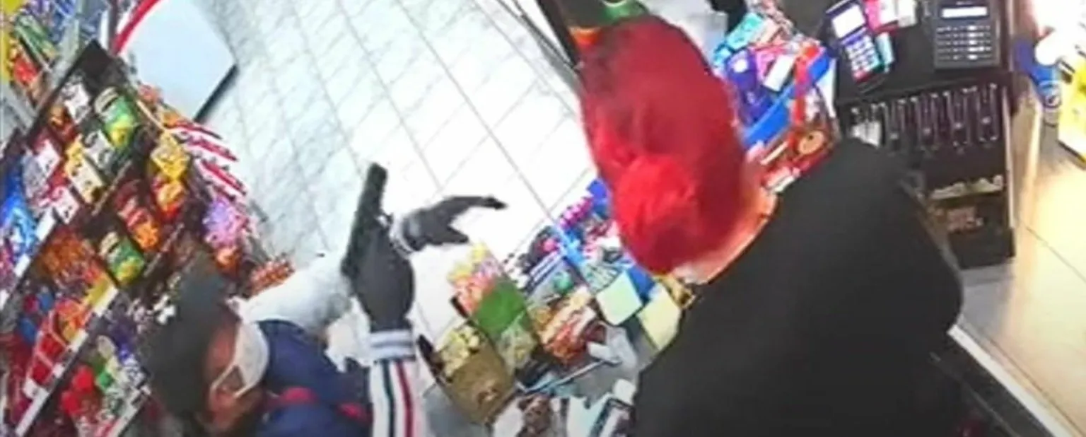 Άνω Λιόσια: Βίντεο ντοκουμέντο από τη δράση της συμμορίας με τις μάσκες με τον ληστή να απειλεί με όπλο παιδί (βίντεο)