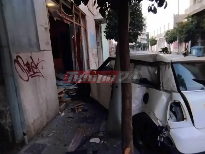 Αυτοκίνητο στην Πάτρα εξετράπη της πορείας του, «καρφώθηκε» σε κολώνα και κατέληξε σε πρόσοψη καταστήματος