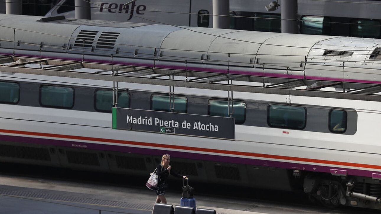 Σάλος στην Ισπανία: Πλήρωσαν 250 εκατ. ευρώ για τρένα και δεν χωράνε στα τούνελ – Παραιτήθηκε η υφυπουργός Μεταφορών