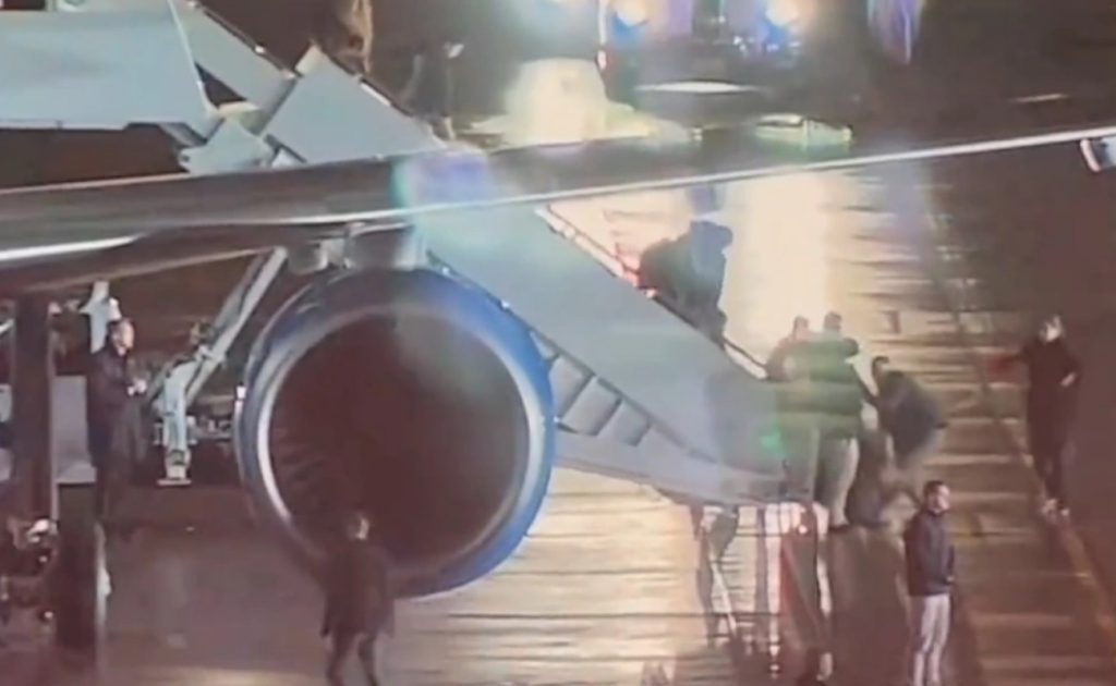Πολωνία: Viral έγινε η τούμπα άνδρα από την σκάλα του Air Force One (βίντεο)