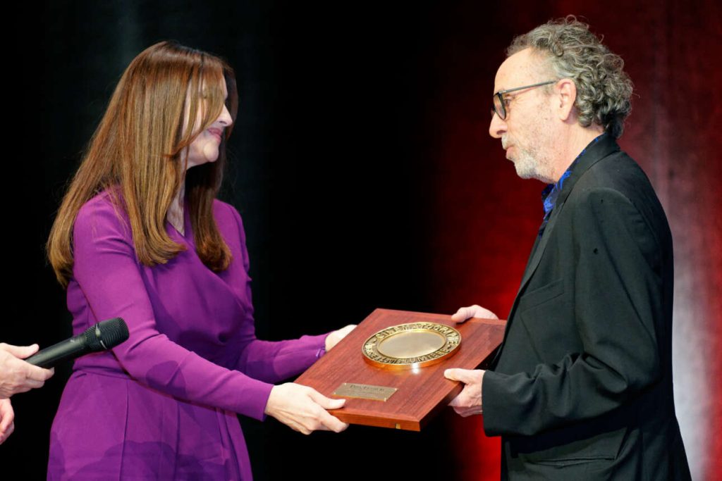 Ζευγάρι με τον Τιμ Μπάρτον η Μόνικα Μπελούτσι – Δείτε την φωτογραφία που τους «πρόδωσε»