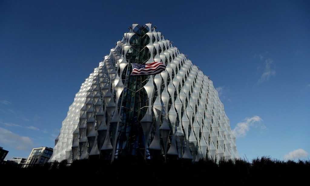 Λονδίνο: Λήξη «συναγερμού» στην πρεσβεία των ΗΠΑ – Απομακρύνθηκε ύποπτο πακέτο (φωτό-βίντεο) (upd)