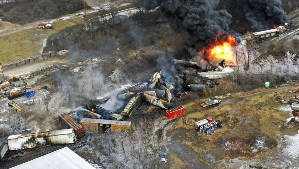 Ανησυχία μετά τον εκτροχιασμό του τρένου στο Οχάιο: Κάτοικοι λένε πως έχουν πονοκεφάλους – Φοβούνται για καρκίνο