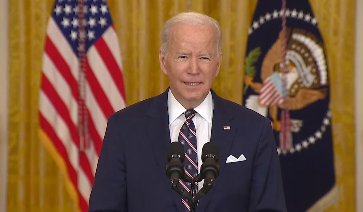 Τ.Μπάιντεν: Γλίστρησε πάλι από τα σκαλιά του Air Force One και έγινε viral! (βίντεο)