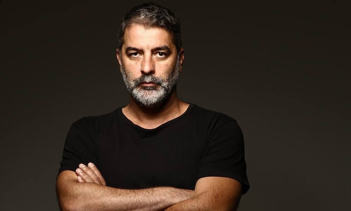 O Βασίλης Μπισμπίκης έχει πια δική του… αποκριάτικη στολή (φωτο)