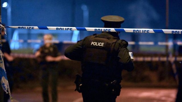 Βρετανία: Ένοπλοι πυροβόλησαν αστυνομικό στη Βόρεια Ιρλανδία – Νοσηλεύεται σε κρίσιμη κατάσταση