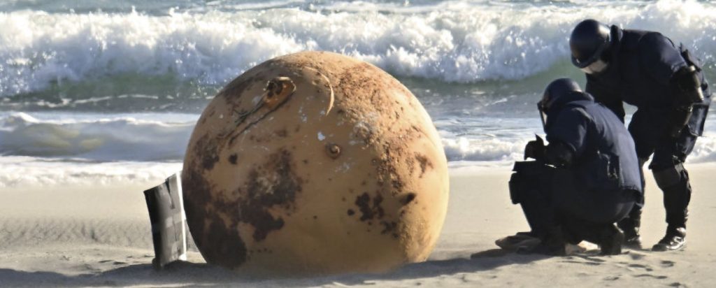 Ιαπωνία: Απομακρύνθηκε η σιδερένια μπάλα από την παραλία αλλά το μυστήριο παραμένει