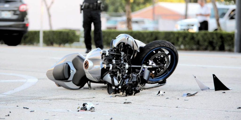 Τροχαίο ατύχημα στην Κέρκυρα: Παρέσυρε 18χρονο μοτοσικλετιστή με το όχημά του και έγινε «καπνός»