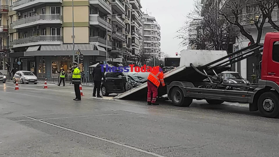 Θεσσαλονίκη: Φορτηγό παραβίασε κόκκινο και «καρφώθηκε» σε αυτοκίνητο – Δεν τραυματίστηκε ο οδηγός