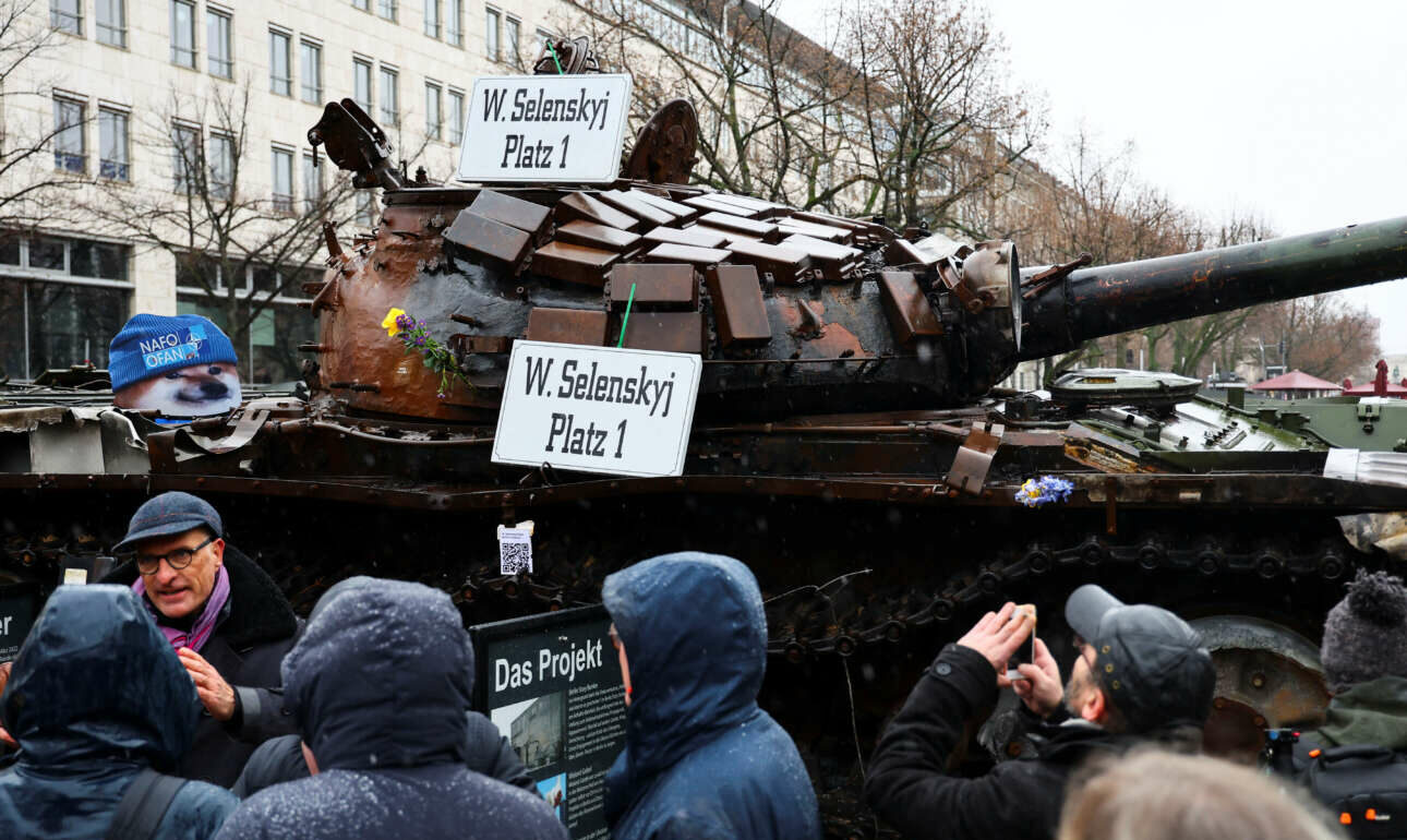 Βερολίνο: Ένα κατεστραμμένο ρωσικό άρμα μάχης «πάρκαραν» έξω από την πρεσβεία της Ρωσίας