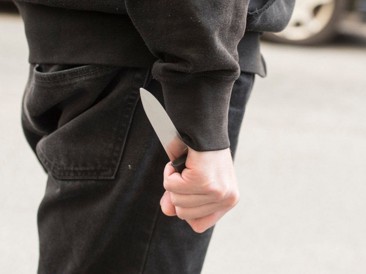 Ηράκλειο: Άνδρας επιτέθηκε σε γυναίκα με μαχαίρι και της έκλεψε την τσάντα