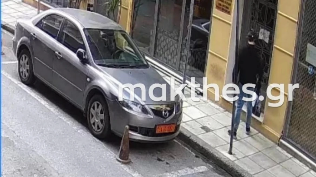 Θεσσαλονίκη:Η στιγμή που άνδρας αφήνει το ύποπτο δέμα στο ρωσικό προξενείο (βίντεο)