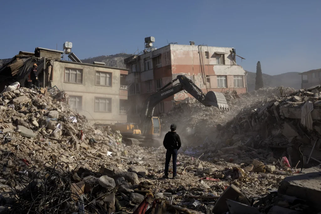 Η Τουρκία εξέδωσε κανονισμούς ανοικοδόμησης για τις περιοχές που επλήγησαν από τους σεισμούς