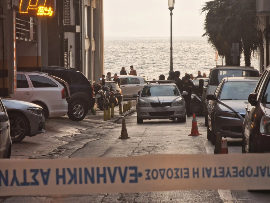 Θεσσαλονίκη: Ελεγχόμενη έκρηξη στο ύποπτο αντικείμενο που άφησαν μπροστά στο ρωσικό προξενείο (φωτο-βίντεο) (upd)