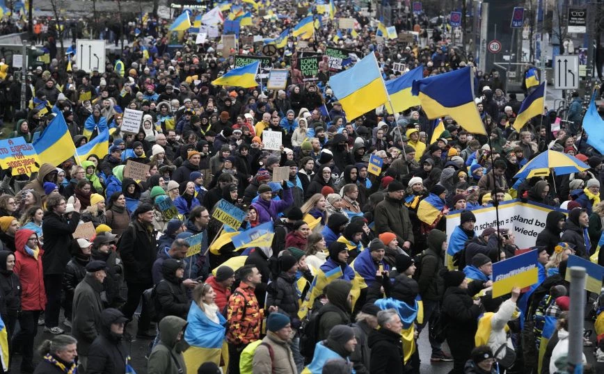 Βερολίνο: Χιλιάδες διαδηλωτές κατά της αποστολής όπλων στην Ουκρανία – «Ξεσηκωθείτε για την ειρήνη».