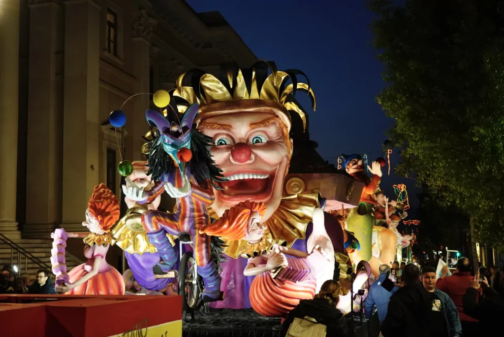 Πατρινό Καρναβάλι 2023: Πάνω από 55.000 καρναβαλιστές στους δρόμους για τη νυχτερινή ποδαράτη (φωτο-βίντεο)