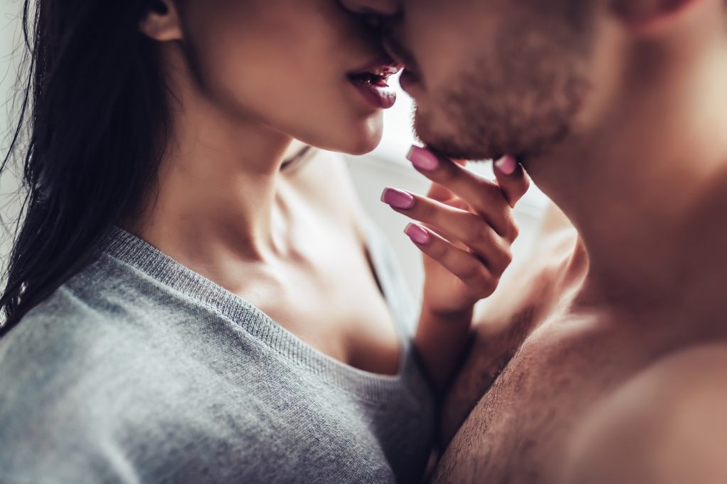 Έξι λόγοι που οι γυναίκες προτιμούν τη σεξουαλική επαφή με νεότερους άνδρες