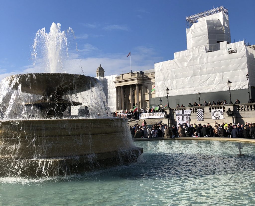 «Τρέλα» για τον τελικό με τη Μάντσεστερ Γιουνάιτεντ: Οπαδός της Νιούκαστλ βούτηξε σε… σιντριβάνι του Λονδίνου