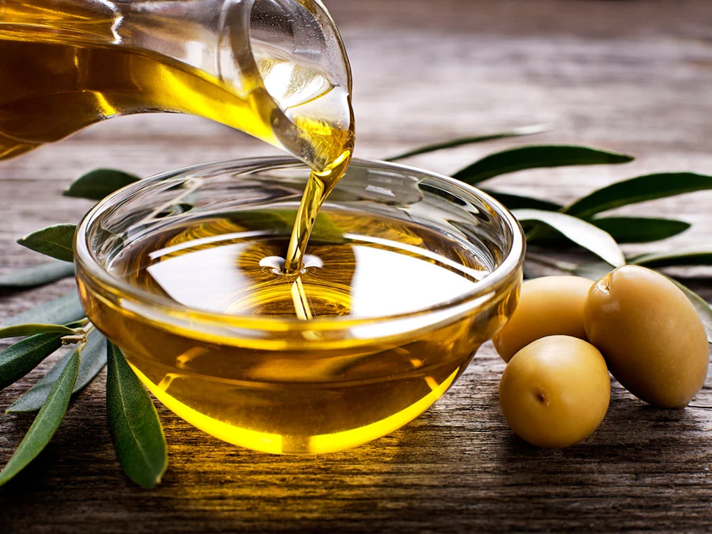 Ξεφεύγει η ακρίβεια: Στα 10 ευρώ το λίτρο έφτασε το ελληνικό λάδι! (φωτό)