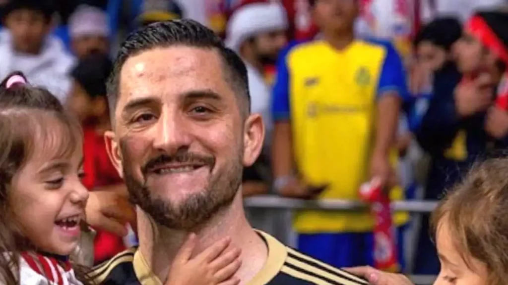 Ο Κώστας Μανωλάς πανηγύρισε μαζί με τις κόρες του την κατάκτηση του Super Cup στα Ηνωμένα Αραβικά Εμιράτα (φωτό)