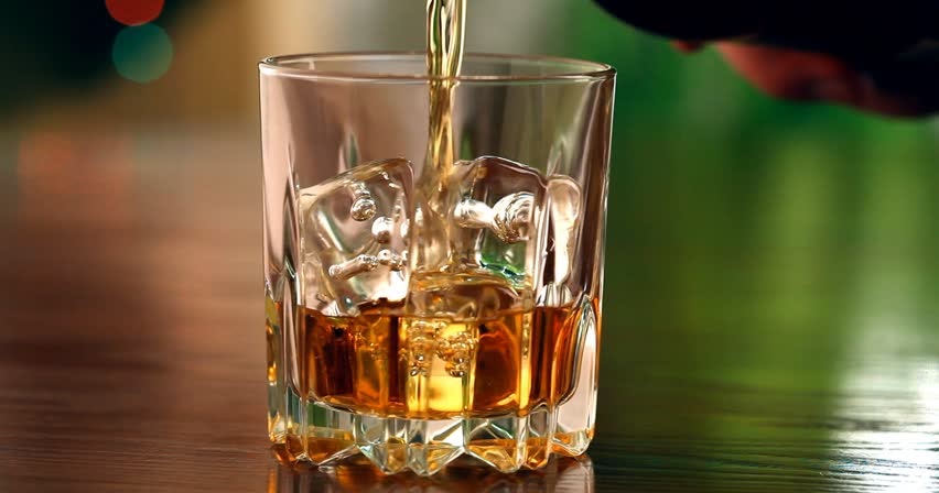Αλκοόλ: Πώς να προστατευθείτε από τη δηλητηρίαση και από τις «μπόμπες»