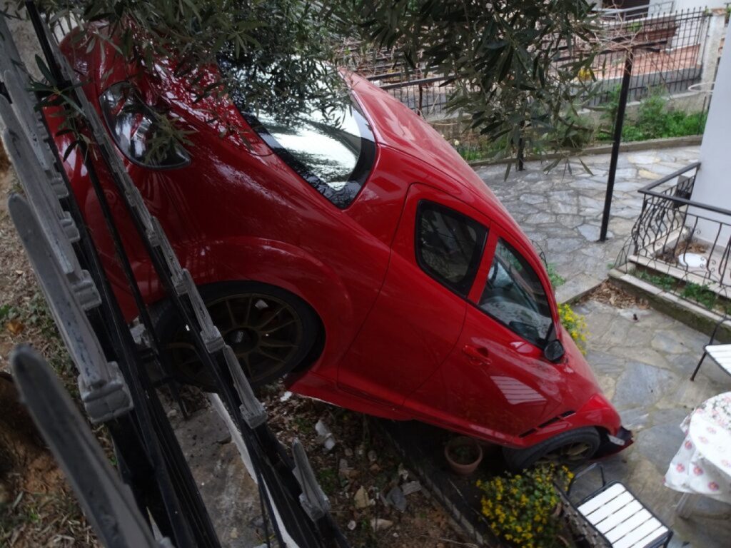 Θεσσαλονίκη: Αυτοκίνητο ξέφυγε από την πορεία του και προσγειώθηκε σε… αυλή σπιτιού (φωτό)