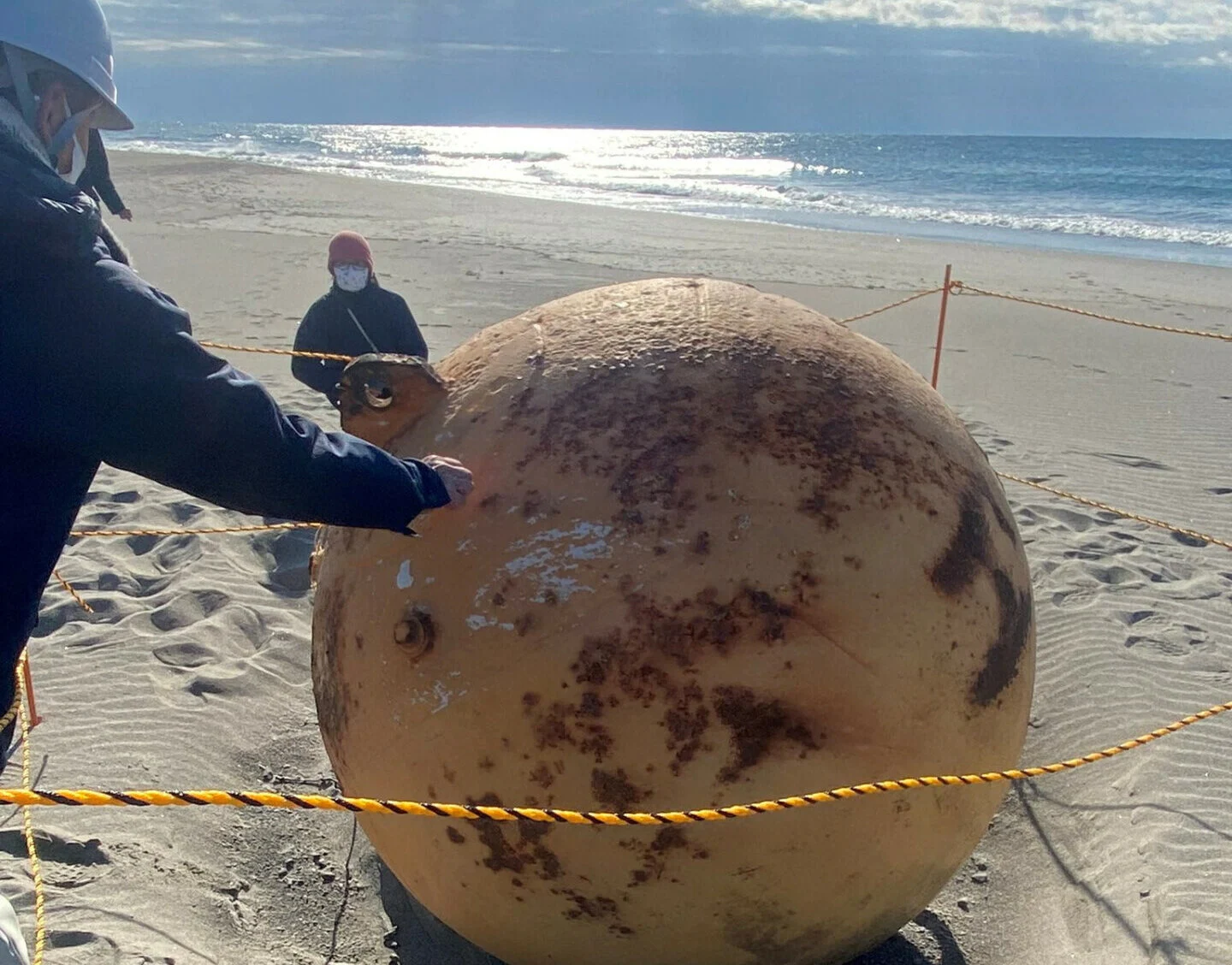 Τι είναι τα μυστηριώδη αντικείμενα που εμφανίζονται σε παραλίες;